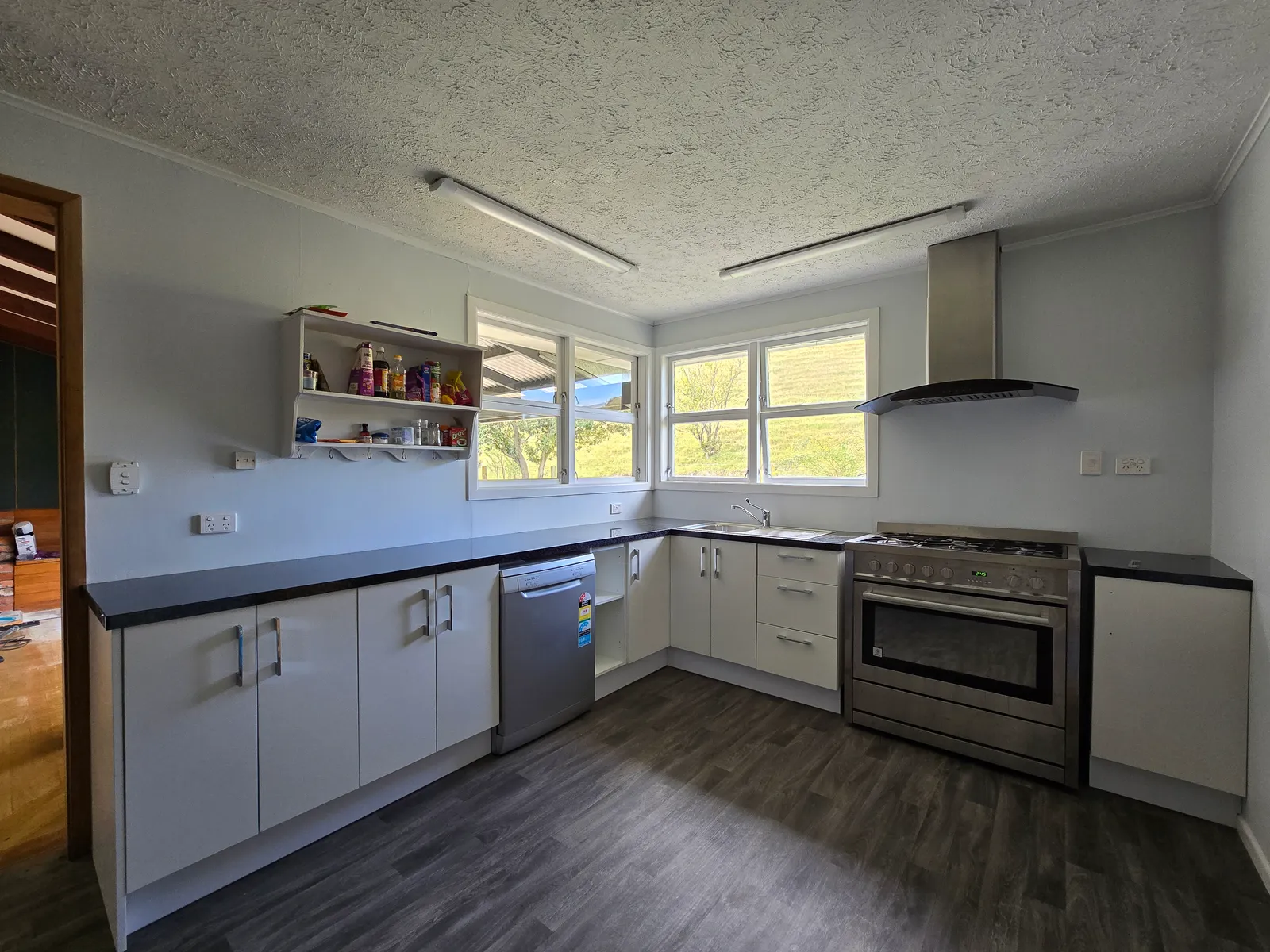 L-Shaped Kitchen with Freestanding Cooker